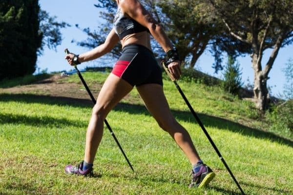 Nicht nur die Beine, auch die Oberkörpermuskulatur wird beim Nordic Walking gefordert